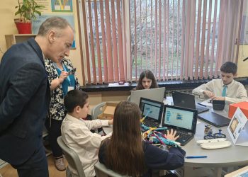 Министърът на образованието и науката Красимир Вълчев наблюдава STEM урока "Пътешествие в древния свят" с участието на петокласници в СУ "Панайот Волов" в Шумен