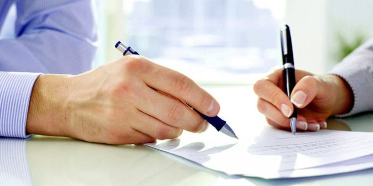 Започването на нова работа е свързано с подписването на трудов договор, който е основният документ, регламентиращ отношенията между вас и вашия работодател.