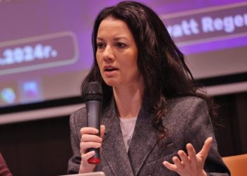 МОН обмисля специализиран модел на изкуствен интелект за училищата