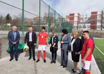 Нова спортна площадка за волейболисти и футболисти от великотърновска гимназия