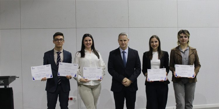 В Института по полимери разработват продукт, който да защитава пчелите