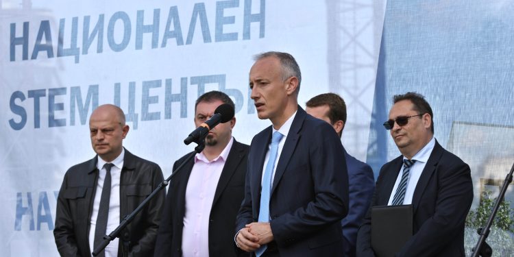 Националният STEM център отваря врати до година