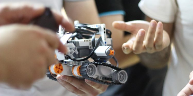 Деца ще създават роботи, крачкомери и алармени системи