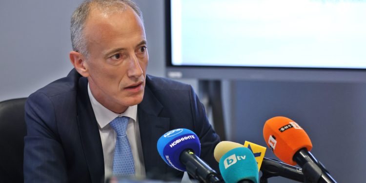 Общият брой на часовете по математика в двата гимназиални етапа да се увеличи с 25%, а тези по български език и литература да нараснат с 12 на сто. Това предлагат от МОН с проект за промени на рамковите учебни планове