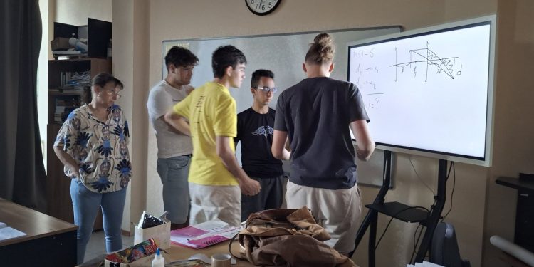 Най-добрите астрономи с интензивен лагер