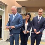 Министър-председателят Росен Желязков и министърът на образованието и науката Красимир Вълчев участваха в церемония по откриването на обновени и модернизирани детска градина и училище в община Симитли със средства от Националния план за възстановяване и устойчивост