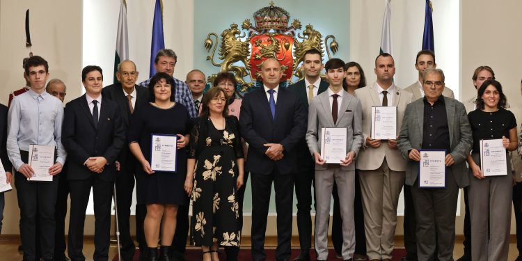 Общо 12 са отличените в 23-то издание на президентската инициатива Награда "Джон Атанасов". Лауретатите на приза за 2025 г. получиха грамоти от държавния глава Румен Радев на церемония в Президентството