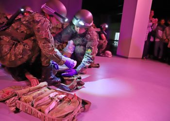 Снимка на броя: На гости в тренировъчния център на ВМА