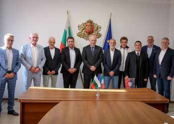 Италианският футболен тим Каляри ще си партнира с две столични училища