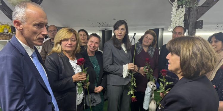 Просветният министър разговаря с учителите от с. Градец 