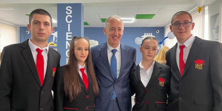 Министърът на образованието и науката Красимир Вълчев откри четири нови училищни STEM центъра, новопостроени сгради и спортни площадки в три благоевградски общини