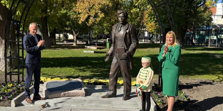 Министърът на образованието и науката Красимир Вълчев участва в откриването на паметник на бележития български общественик, политик и просветен деец Стоян Омарчевски в Нова Загора