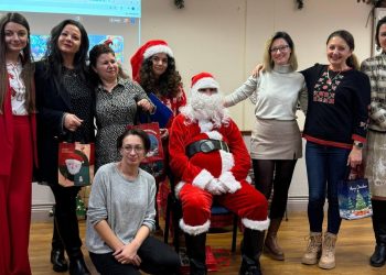 Коледно пътешествие във времето с коледари и подаръци с дрон