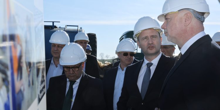 Българската наука има с какво да се похвали, а традициите ни в минно-геоложкото дело са такива, че националният ни капацитет – и научен, и производствен – няма как да не бъде взет под внимание“заяви министър-председателят Росен Желязков