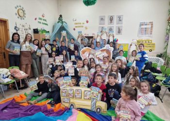 Началният учител Теодора Пападопулова от СУ „Иван Вазов“ в Поморие показва как чрез игра се учи по-добре