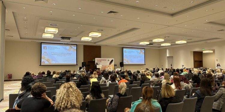 Рамка за качество и инструмент за самооценка са приложени пилотно в 20 детски градини от четири общини в страната – Троян, Пловдив, Враца и в столичния район „Слатина“. Това каза Ваня Георгиева – началник на отдел „Организиране, планиране и отчитане“ в дирекция „Съдържание на предучилищното и училищното образование“ в МОН, по време на IV национална среща на предучилищното образование в Правец