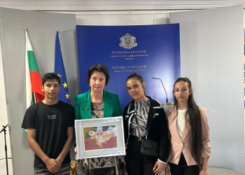 Ученици от Карлово с изложба в МОН