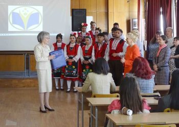 Учители от Професионалната гимназия по текстил и облекло "Добри Желязков" в Сливен, които ръководят групи за допълнителна подкрепа по проект „Успех за теб“ представят успешни практики